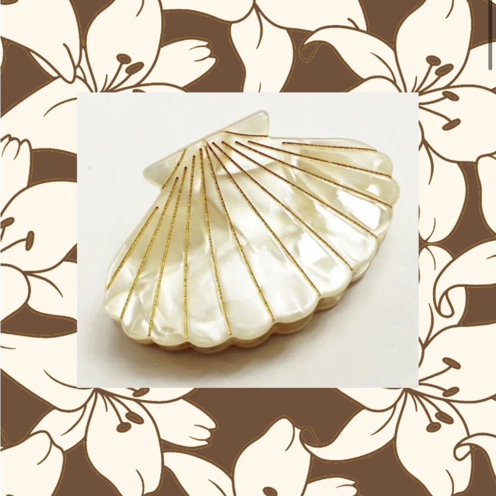 The Coconut Collective Seashell Claw Clip NWT!